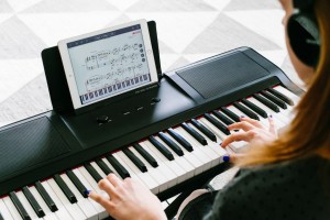 Что выбрать пианино или синтезатор для обучения в музыкальной школе