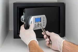 Вскрытие электронных сейфов