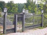 Кованный забор – стильно и надежно